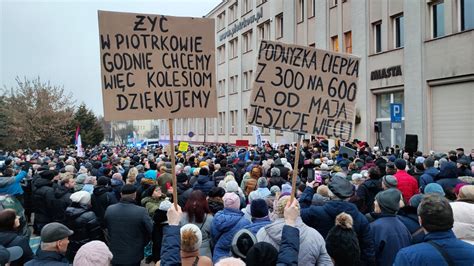 Zdjęcie symbolizujące protest i społeczne niezadowolenie