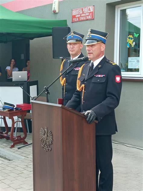 Zdjęcie przedstawiające jubileuszowe obchody 90-lecia jednostki OSP z udziałem pocztów sztandarowych i gości