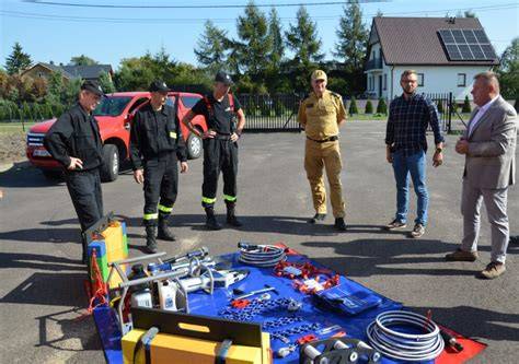 zdjęcie techniczne nowoczesnego zestawu narzędzi hydraulicznych i detektorów gazowych dla straży pożarnej