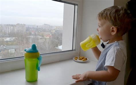 zdjęcie zaniepokojonego dziecka wyglądającego z okna