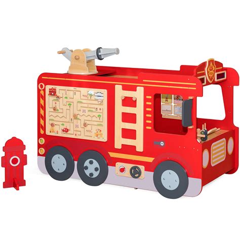 Drewniany wóz strażacki z widocznymi detalami