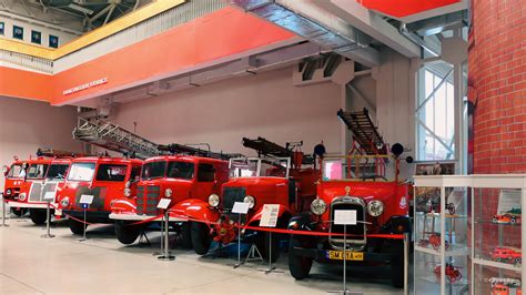 Wnętrze Muzeum Pożarnictwa w Mysłowicach, prezentujące zabytkowe samochody strażackie.