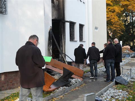 miejsce podpalenia meczetu z widocznymi napisami 