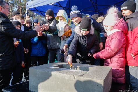 Tematyczne zdjęcie przedstawiające ceremonię wmurowania kamienia węgielnego pod nową strażnicę