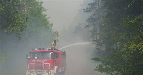 Strażacy gaszący pożar w lesie, Black Hawk w powietrzu