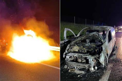 Zniszczony przez ogień samochód osobowy Renault Scenic na drodze wiejskiej