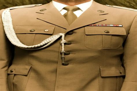 Ilustracja przedstawiająca dwa rodzaje mundurów strażackich: bojowy i galowy.