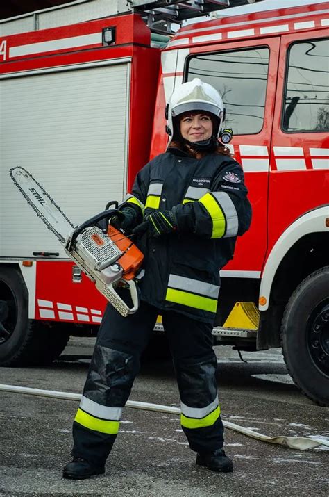 Adam Kurek w mundurze strażackim podczas akcji lub ćwiczeń
