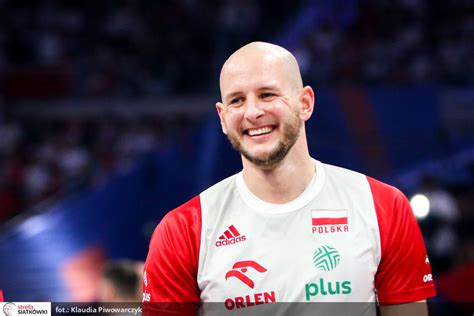 Adam Kurek w koszulce siatkarskiej podczas meczu