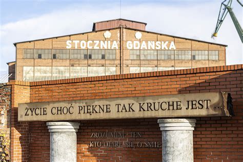zdjęcie pomnika upamiętniającego ofiary pożaru w Stoczni Gdańskiej