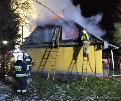 drewniany dom w płomieniach przy drodze na Szymaszkową