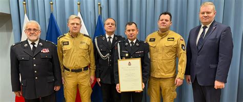 Zdjęcie przedstawiające uroczyste wręczenie decyzji o włączeniu OSP Kalinówka-Basie do KSRG
