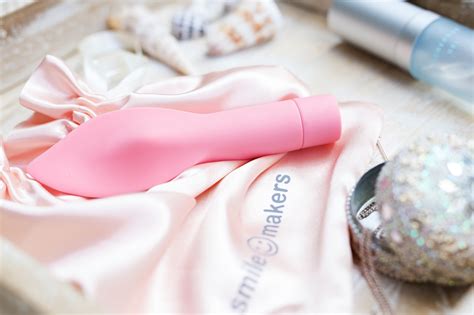 Ilustracja przedstawiająca wibrator Smile Makers The Firefighter w kontekście sypialnianym