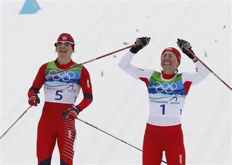 Justyna Kowalczyk na podium po zdobyciu medalu w biegu narciarskim