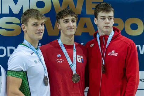 Szermierz z Polski w akcji, z widocznym medalami