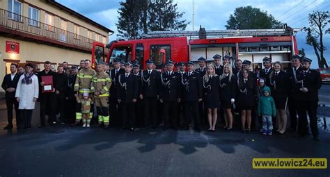 zdjęcie starego wozu strażackiego zaprzężonego w konie obok wczesnego samochodu strażackiego