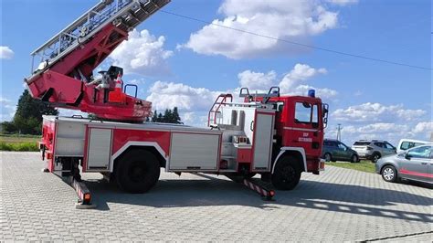 nowoczesny polski samochód strażacki z drabiną