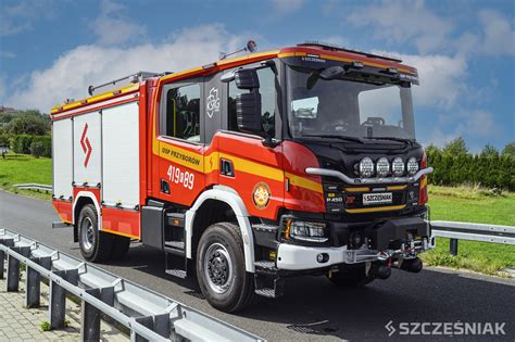 Polscy strażacy z ciężkim samochodem gaśniczym w akcji