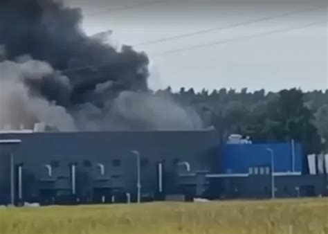 Zdjęcie dymu unoszącego się nad fabryką utylizacji baterii w Bukowicach