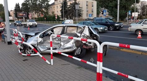 Zdjęcie spalonego samochodu na ulicy Garncarskiej w Swarzędzu