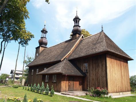 Zabytkowy drewniany Kościół św. Doroty w Mileszkach przed pożarem, widok ogólny