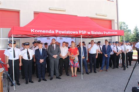 zdjęcie z uroczystości przekazania czeków dla PSP/OSP