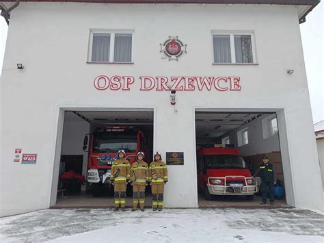 Zdjęcie nowego, lekkiego samochodu ratowniczo-gaśniczego OSP Drzewce podczas uroczystego przekazania