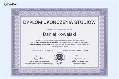 Zbliżenie na tekst dyplomu z motywami graficznymi nawiązującymi do symboli strażackich.