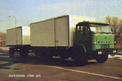 zdjęcie prototypu Jelcza 010 lub 014 na podwoziu Star 1142, pokazujące jego nowoczesną zabudowę