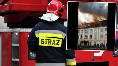 Strażacy gaszący pożar dachu Akademii w Gorzowie