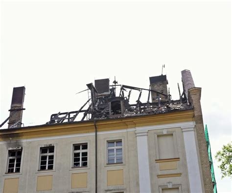 Spalone wnętrza budynku Akademii AJP w Gorzowie po pożarze