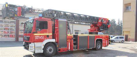 Zdjęcie przedstawiające drabinę Rosenbauer XS z ramieniem przegubowym w ciasnej przestrzeni miejskiej