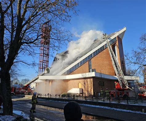 pożar kościoła, strażacy gaszący ogień w Amstetten