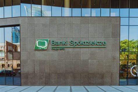 Współczesna siedziba Banku Spółdzielczego, symbolizująca stabilność i nowoczesność
