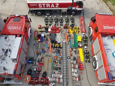 Strażacy OSP prezentujący wyposażenie nowoczesnego wozu strażackiego dzieciom