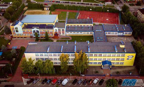 zdjęcie dawnej szkoły w Kiełkowie lub pamiątkowe zdjęcie uczniów/nauczycieli