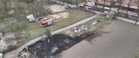 Zdjęcie miejsca pożaru w Smolnie Wielkim, widoczne zniszczone pojazdy