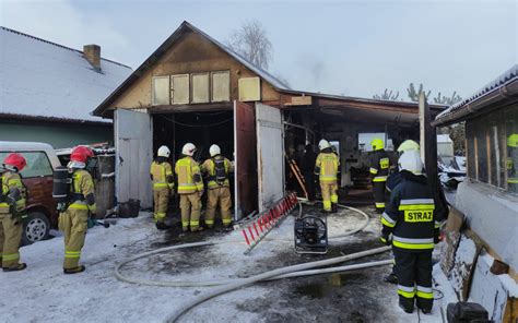Zdjęcie spalonego dachu warsztatu w Nowinach Wielkich