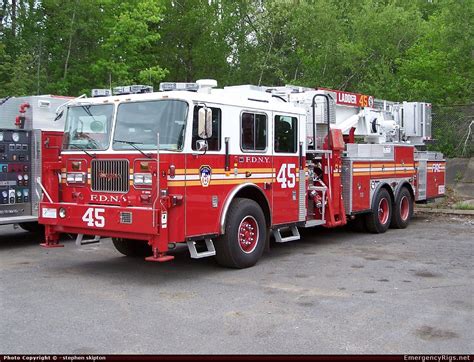 Zdjęcie autobrabiny Seagrave Commander II Ladder 10 z malowidłem na boku