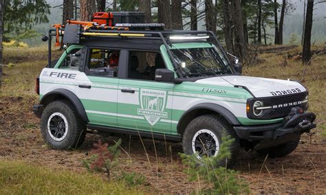 Zdjęcie specjalistycznego Forda Bronco Wildland Fire Rig w górskim terenie