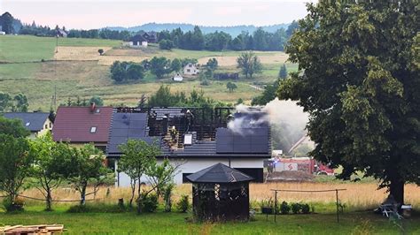 Zdjęcie domu na Chynowie po uderzeniu pioruna i pożarze