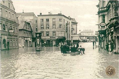 Historyczne zdjęcie skutków pożaru w Chynowie z 1938 roku, przedstawiające zniszczone zabudowania lub spalone gospodarstwo
