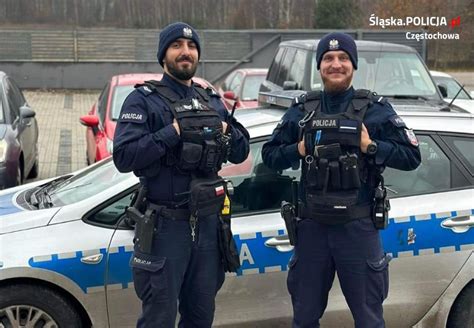 Policjanci wyprowadzają starszego mężczyznę z zadymionego budynku