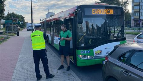 Autobus podstawiony dla ewakuowanych mieszkańców