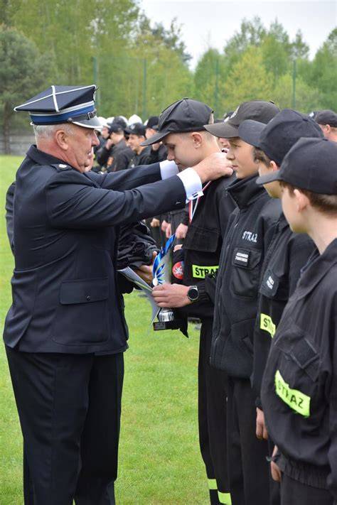 Zdjęcie przedstawiające wręczanie nagród zwycięzcom turnieju