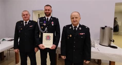 zdjęcie przedstawiające różnorodność czapek i kapeluszy OSP