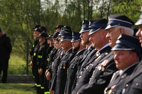 Zdjęcie przedstawiające Orkiestrę Dętą OSP Rejowiec w mundurach podczas występu