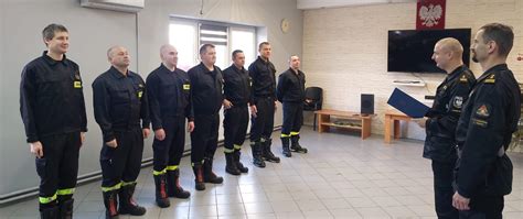 Strażak w ubraniu koszarowym wykonujący codzienne obowiązki w jednostce