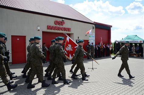 Tablica upamiętniająca zrzut cichociemnych w Makocicach