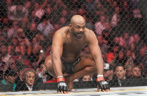 Zdjęcie Jon Jones poza oktagonem, ilustrujące jego problemy
